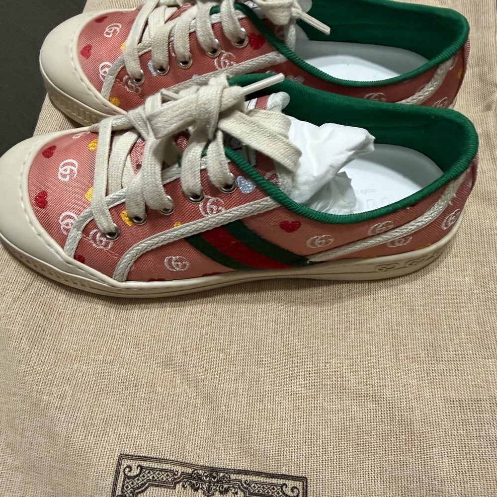 Children's Gucci Tennis sneaker
Color: pink nylon
Size: 33 |